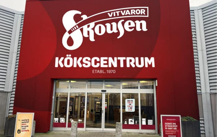 Red storefront with large white 'KÖKSCENTRUM' sign and 'VITVAROR' logo above glass doors.