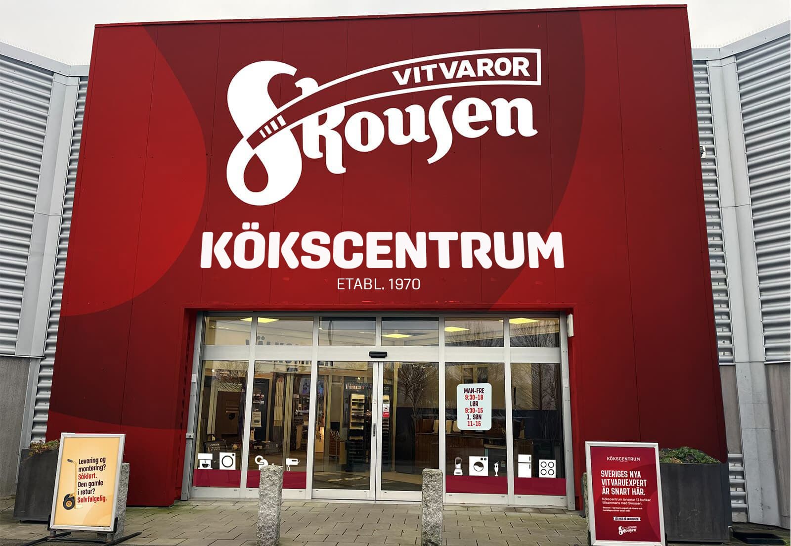 Red storefront with large white 'KÖKSCENTRUM' sign and 'VITVAROR' logo above glass doors.